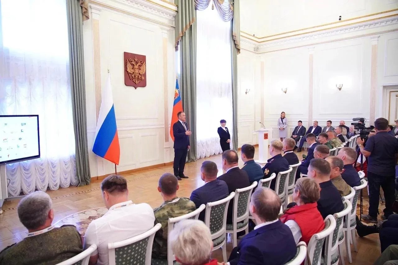 Илья Середюк вручил дипломы выпускникам программы «СВОи Герои. КуZбасс» Илья Середюк вручил дипломы выпускникам программы «СВОи Герои. КуZбасс»
