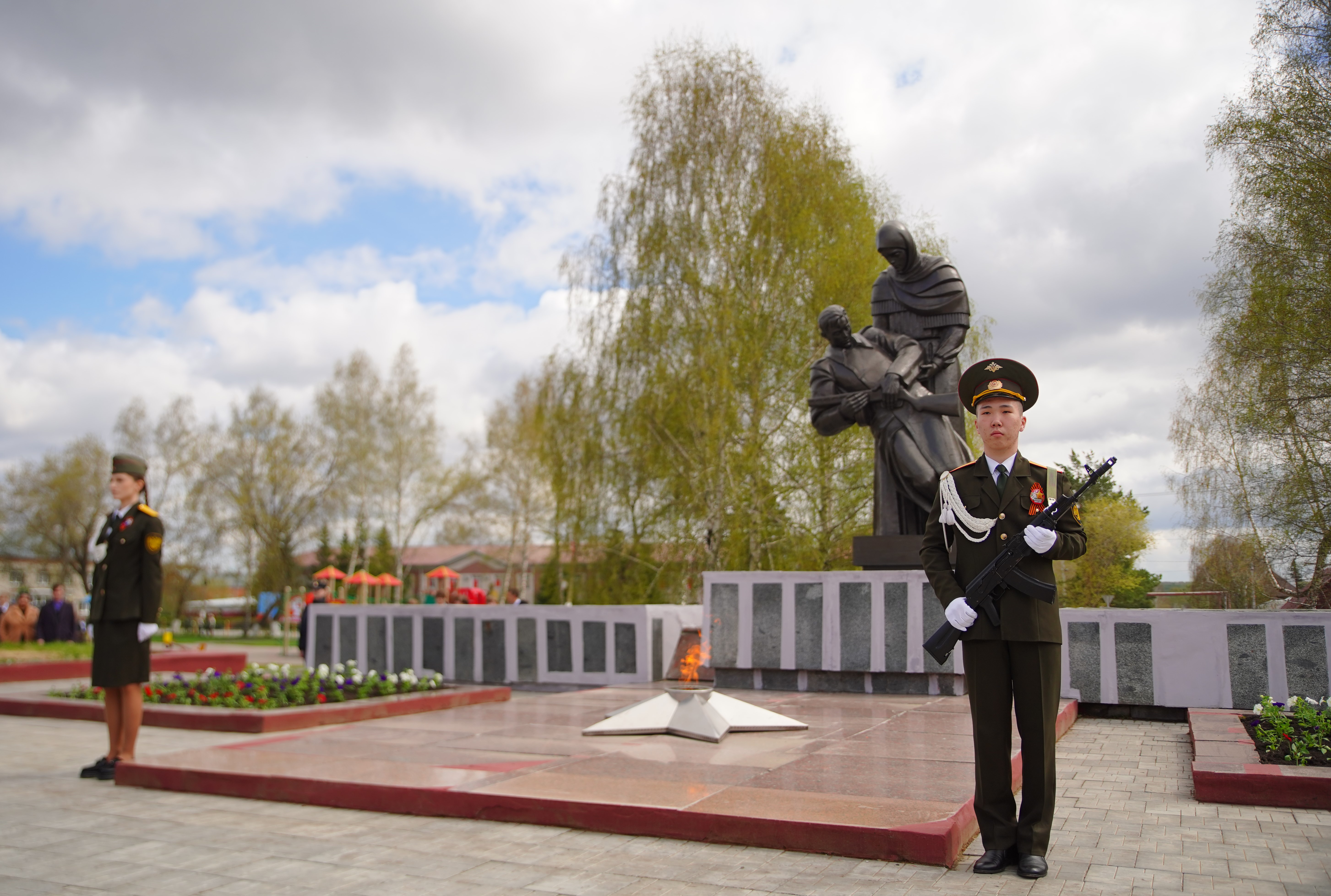 Вечный огонь зажжен сразу на двух мемориалах в Кузбассе