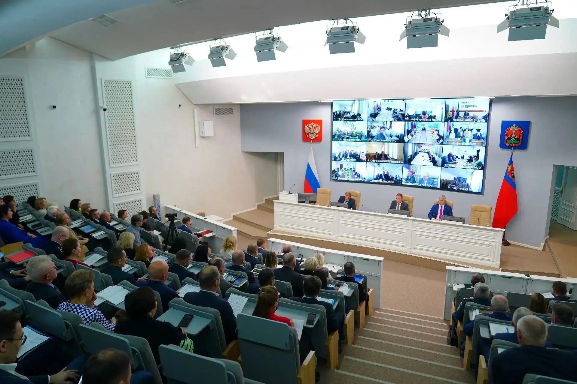 В Кузбассе завершают подготовку общественного транспорта к работе в зимние холода В Кузбассе завершают подготовку общественного транспорта к работе в зимние холода