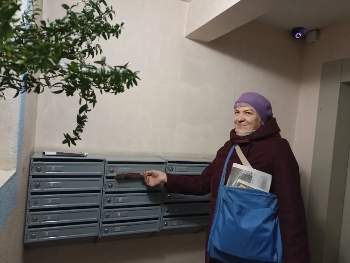 Почтальон из Анжеро-Судженска Людмила Журкеева одержала победу в региональном этапе конкурса «Земский почтальон – 2026».