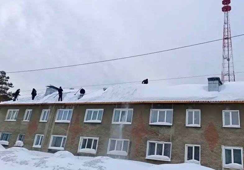 В связи с потеплением возрастает опасность схода снега с крыш и падения сосулек.