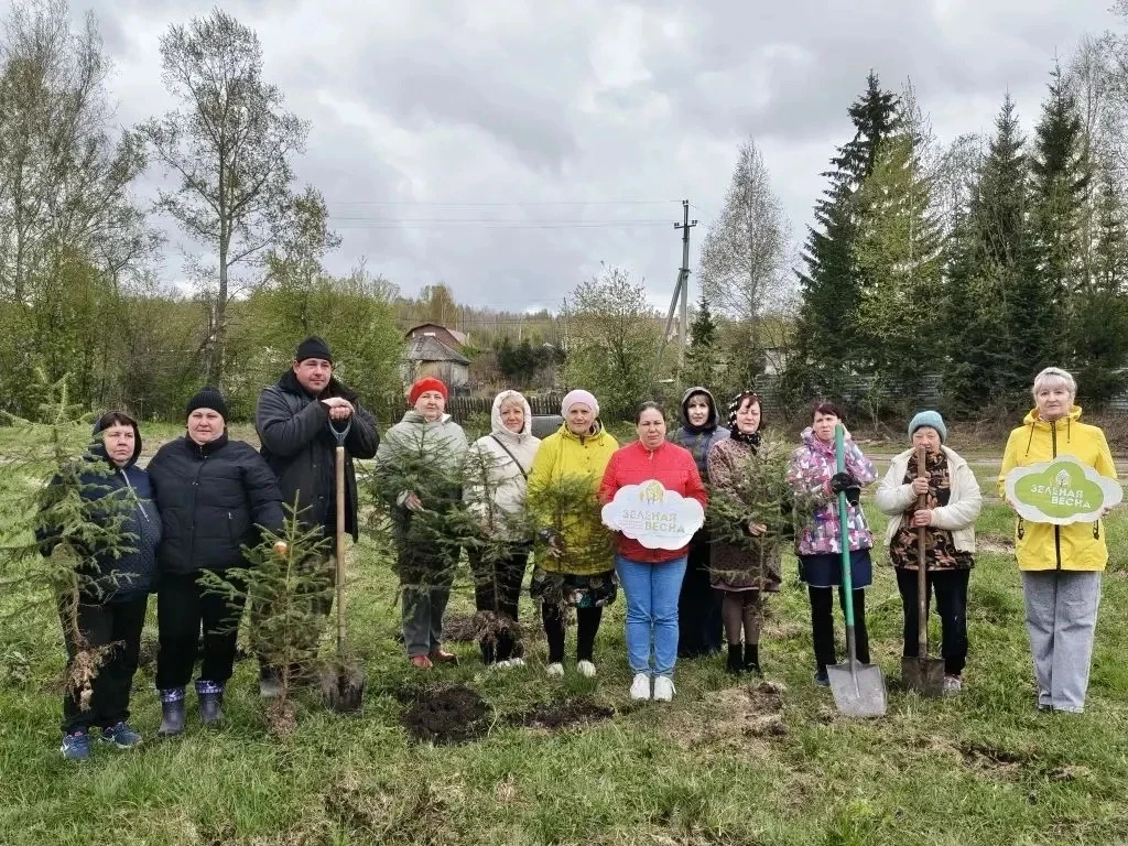 В парке «Юбилейный» посёлка Рудничный провели мероприятие, приуроченное ко Всероссийскому дню посадки леса и Дню соседей.