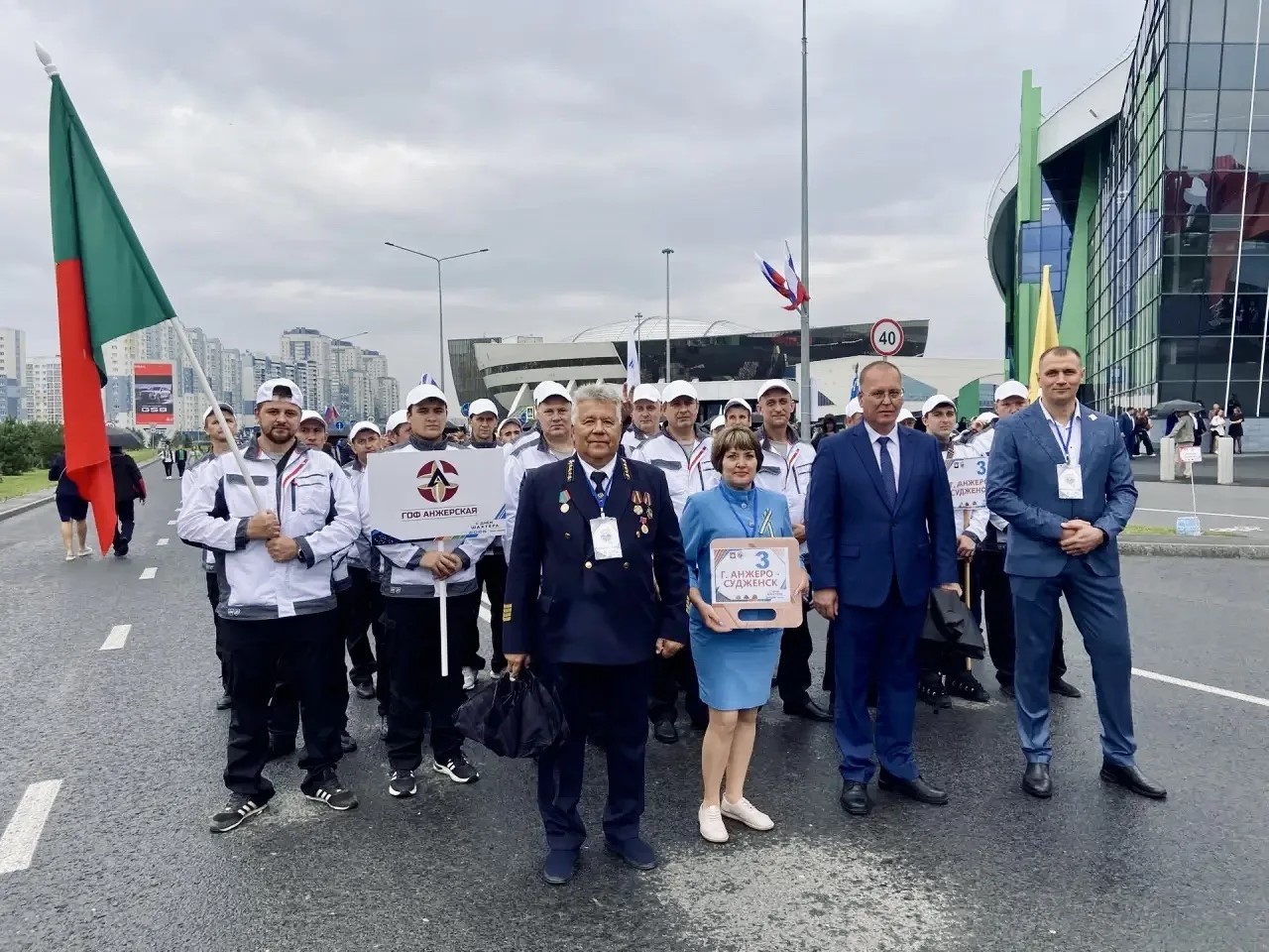 Парадное шествие горняков Северо-Кузбасской агломерации прошло сегодня в Кемерове. Парадное шествие горняков Северо-Кузбасской агломерации прошло сегодня в Кемерове.