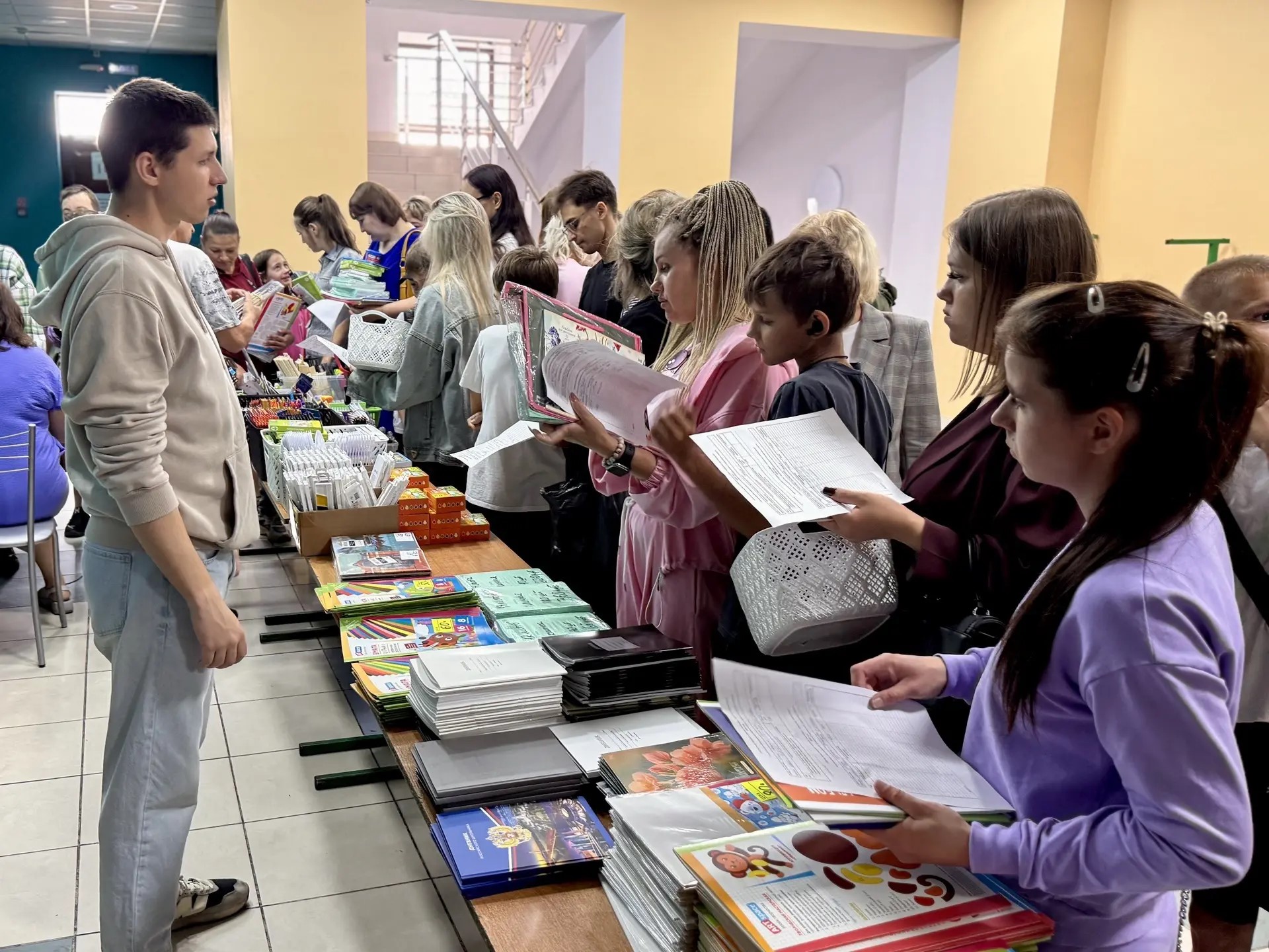 В Анжеро-Судженске прошла акция «Первое сентября – каждому школьнику!» В Анжеро-Судженске прошла акция «Первое сентября – каждому школьнику!»